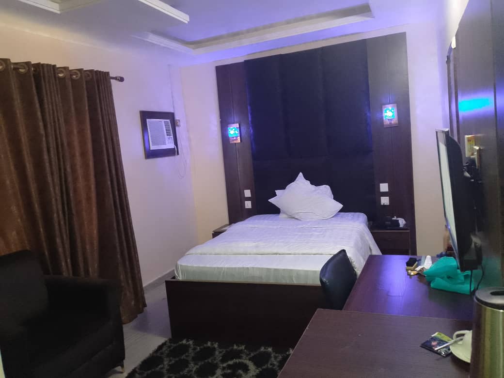 Hotels & Suites